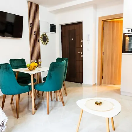 V Lux Apartment *