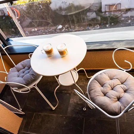 V Lux Apartment