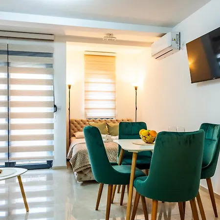 V Lux Apartment *